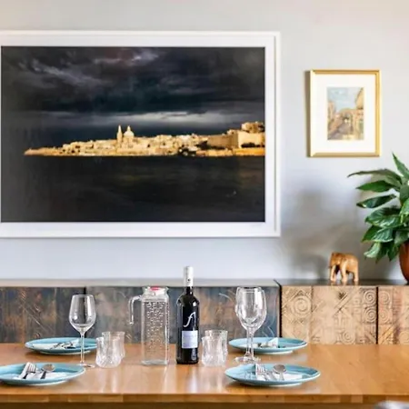 Seabreeze Retreat With Terrace - St Julians Apartman